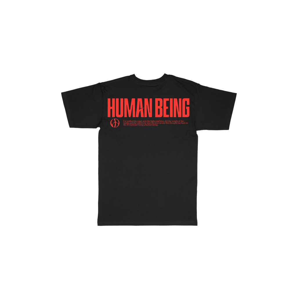 Schwarzes T-Shirt mit roter Schrift bei Nico Santos