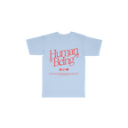 Blaues T-Shirt mit roter Schrift bei Nico Santos