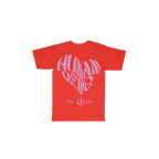 Rotes T-Shirt mit blauer Schrift bei Nico Santos